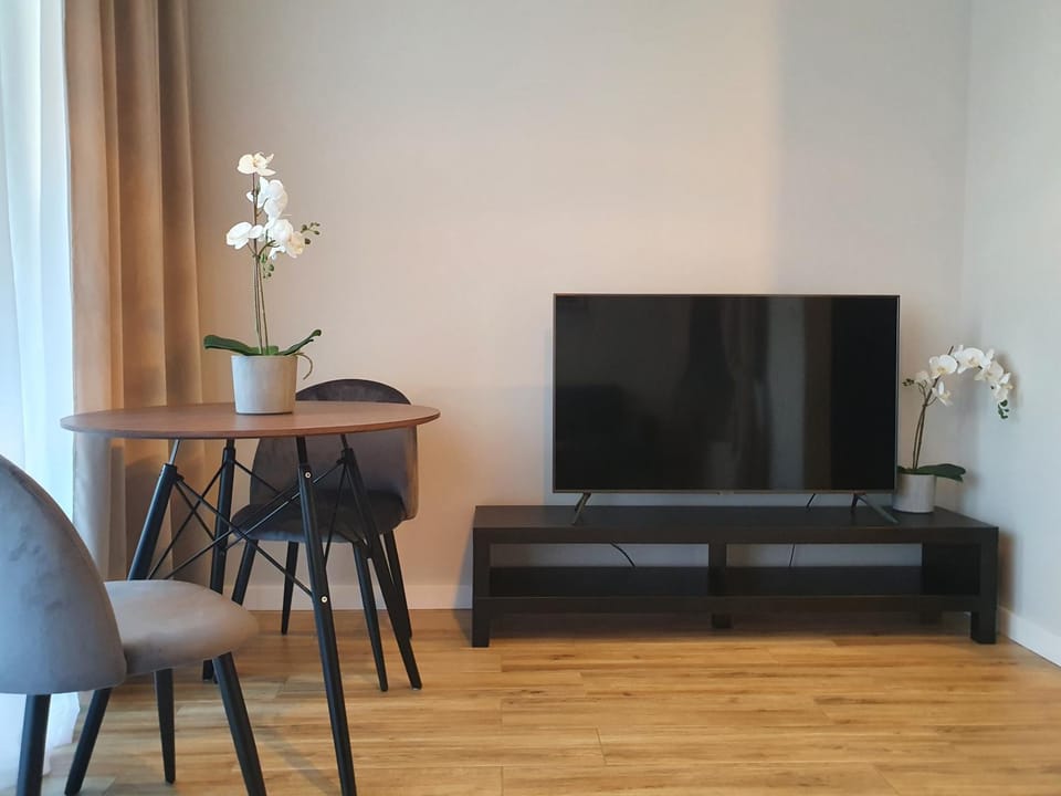 Communal lounge/ TV room, TV and multimedia, Living room, Dining area