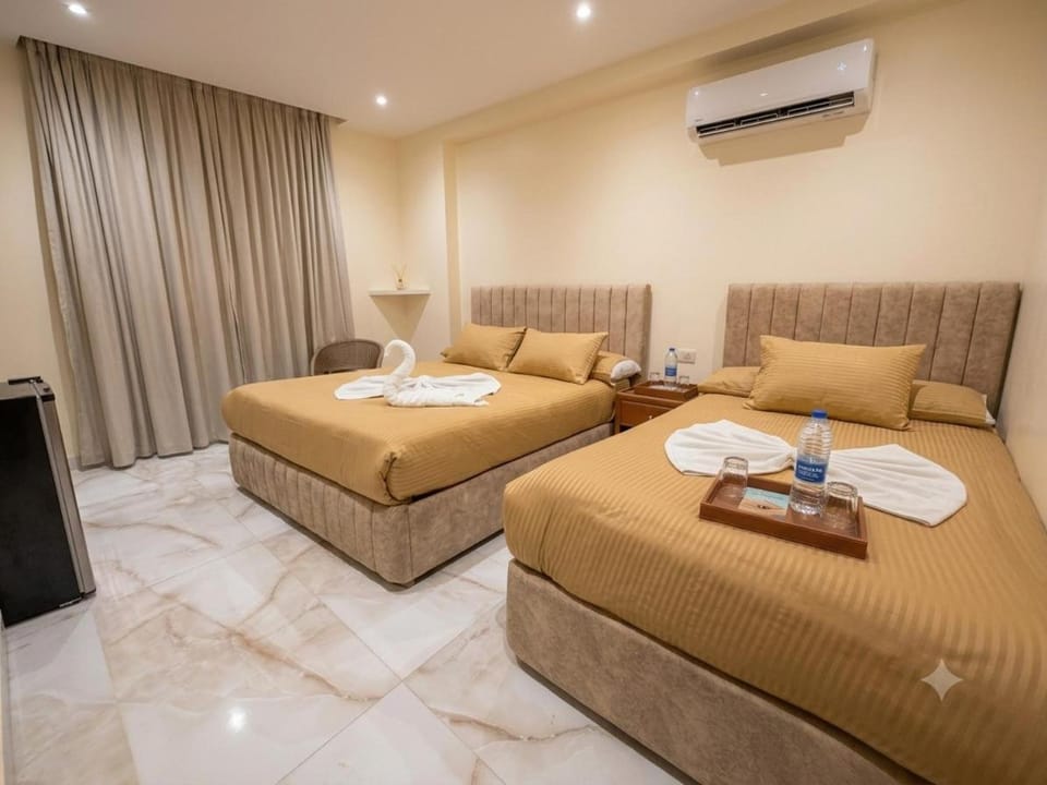 Bed, TV and multimedia, Living room, Photo of the whole room, Seating area, Bedroom, towels, air conditioner