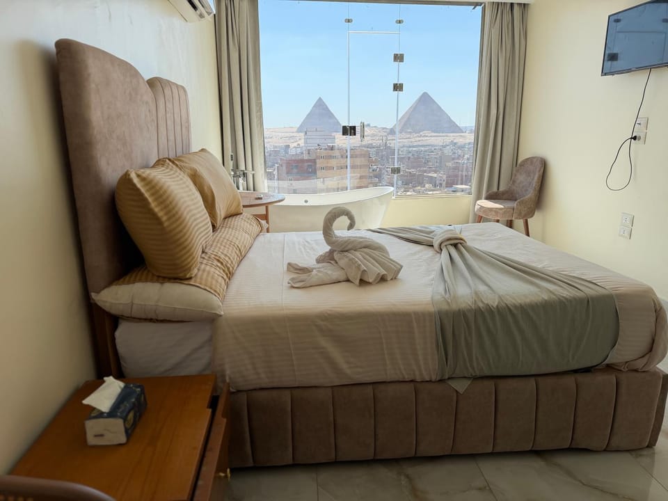 Bed, TV and multimedia, Living room, Photo of the whole room, Seating area, Bedroom, Mountain view, towels