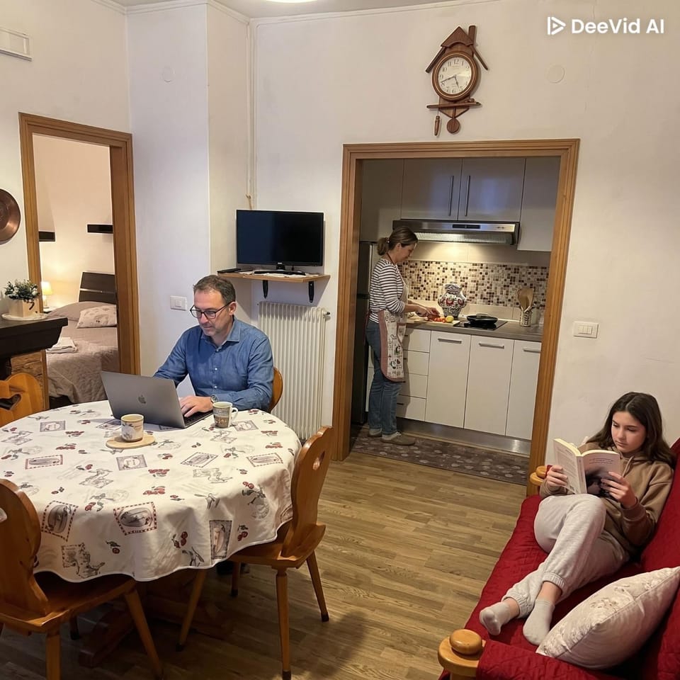 TV and multimedia, Living room, Seating area, Dining area