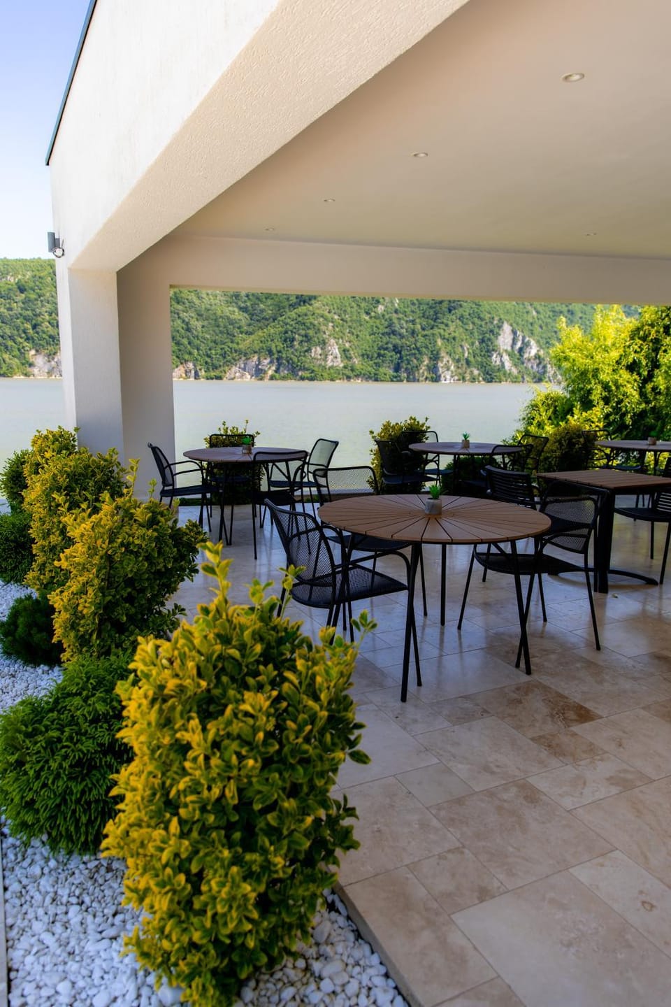 View (from property/room), Balcony/Terrace, Lake view, River view