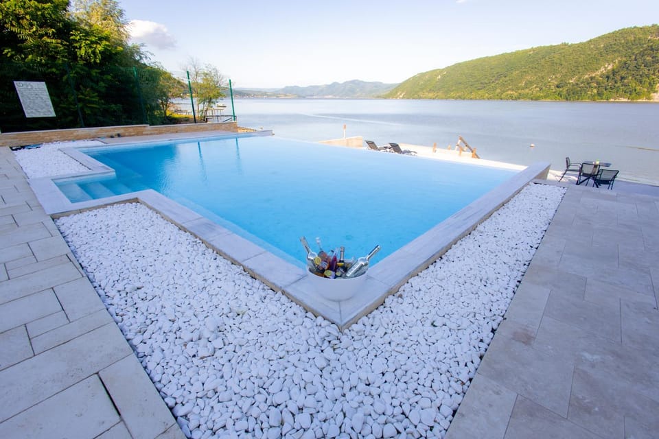 Lake view, Swimming pool