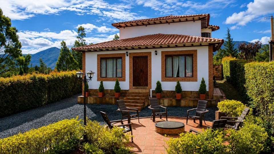 Cabaña familiar con 4 dormitorios y baños privados House in Cundinamarca, Colombia
