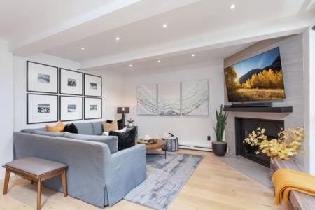 Aspen Core Renovated 2 BR, 2 BA with AC House in Aspen