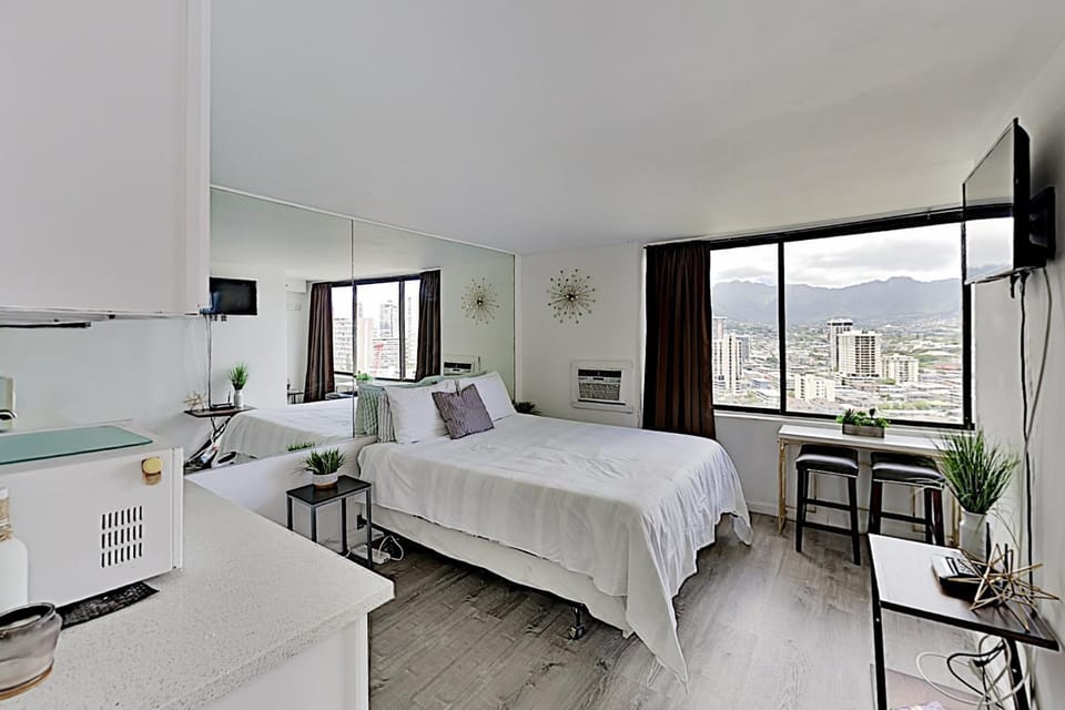 Quaint Waikiki Monarch Studio Apartment in McCully-Moiliili