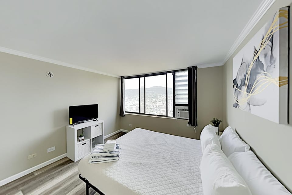 Charming Hawaiian Monarch Studio Apartment in McCully-Moiliili