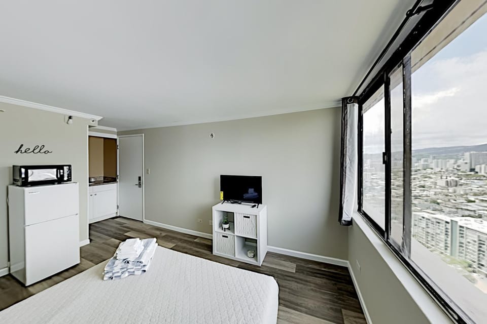 Charming Hawaiian Monarch Studio Apartment in McCully-Moiliili