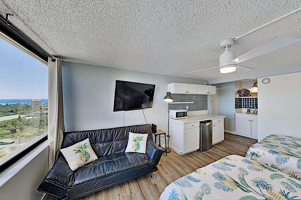 Sparkling Hawaiian Monarch Studio Apartment in McCully-Moiliili