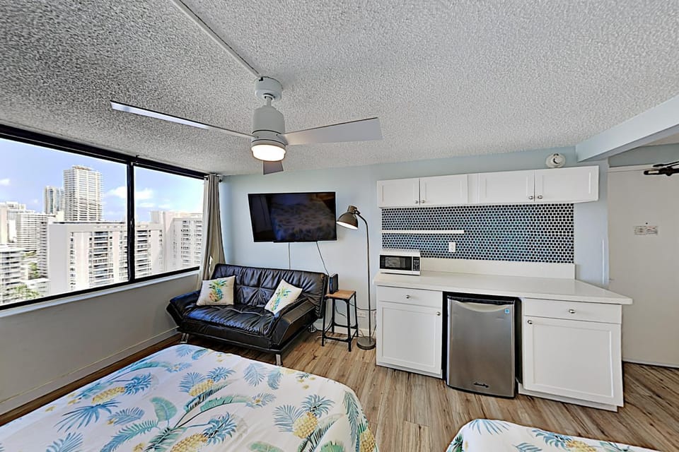 Sparkling Hawaiian Monarch Studio Apartment in McCully-Moiliili