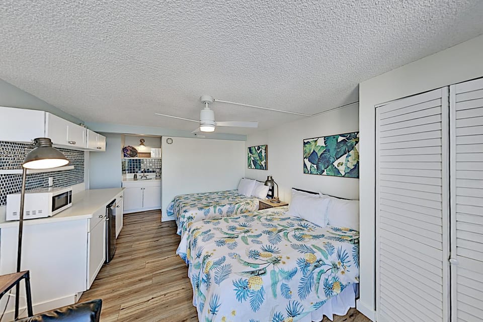 Sparkling Hawaiian Monarch Studio Apartment in McCully-Moiliili