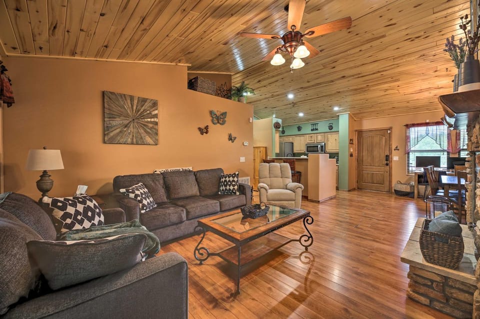 3 Mi to Fool Hollow Lake: Cozy Cabin w/ Deck Cabin in Show Low