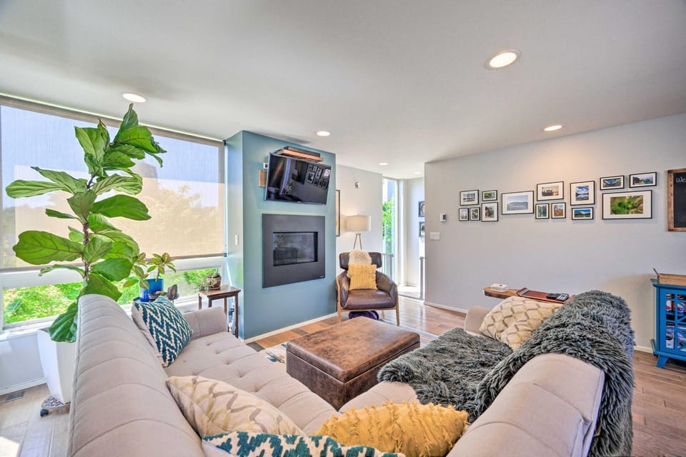 Canal and Mtn Views Pet-Friendly Seattle Retreat House in Magnolia Seattle