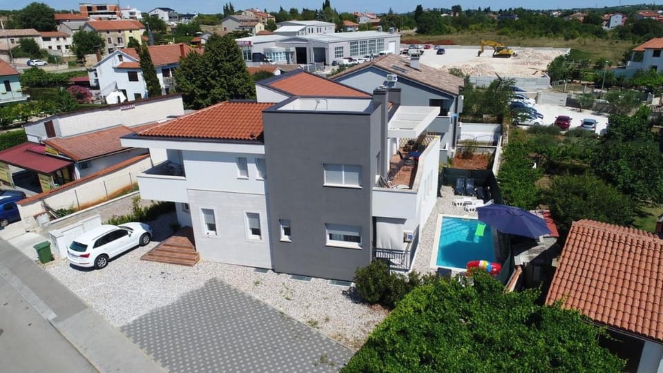Property building, Swimming pool, Parking