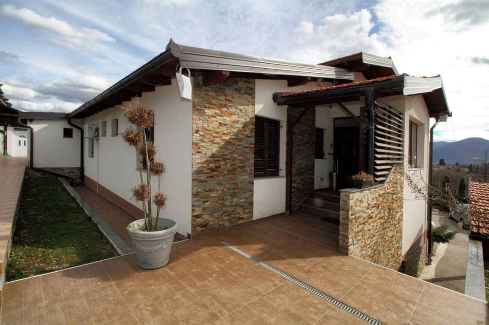 Property building, Facade/entrance, Day