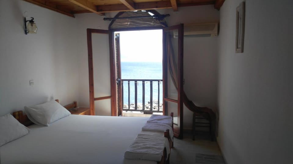 Photo of the whole room, Bedroom, Sea view