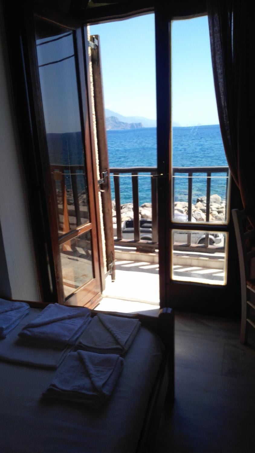 Photo of the whole room, Sea view