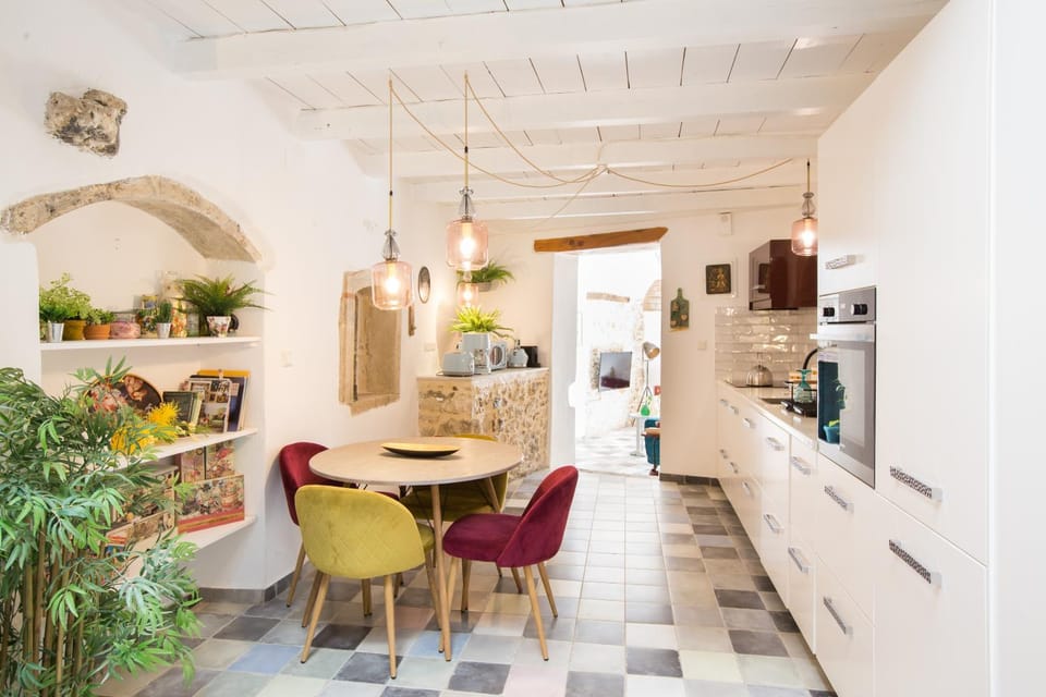 Decorative detail, Decorative detail, Dining area, minibar, pet friendly, pet friendly, kitchen, kitchen