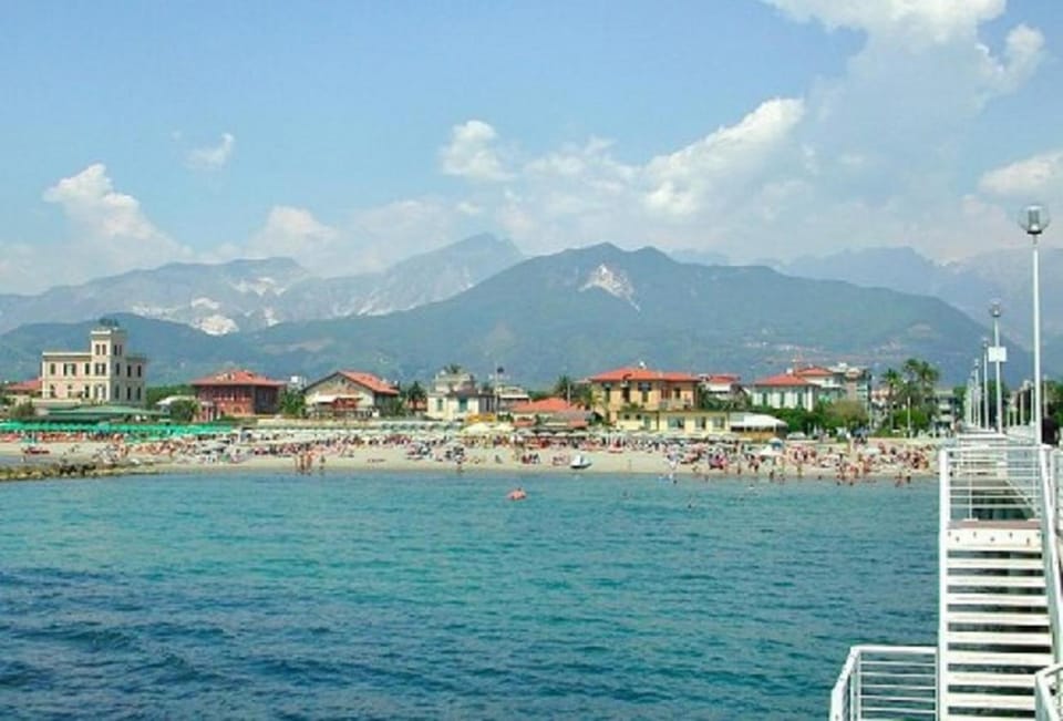 Attico in Villa Fresco vista Mare 2 matr 2 bagni 8 posti letto Apartment in Marina di Massa