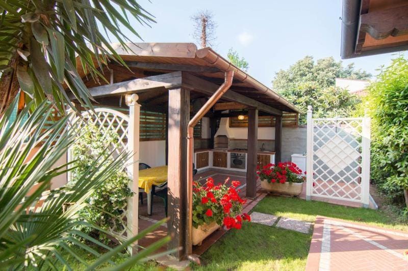 Casamare 5 adulti 2 camere 2 Bagni Piano terra Piscina idromassaggio Apartment in Marina di Massa