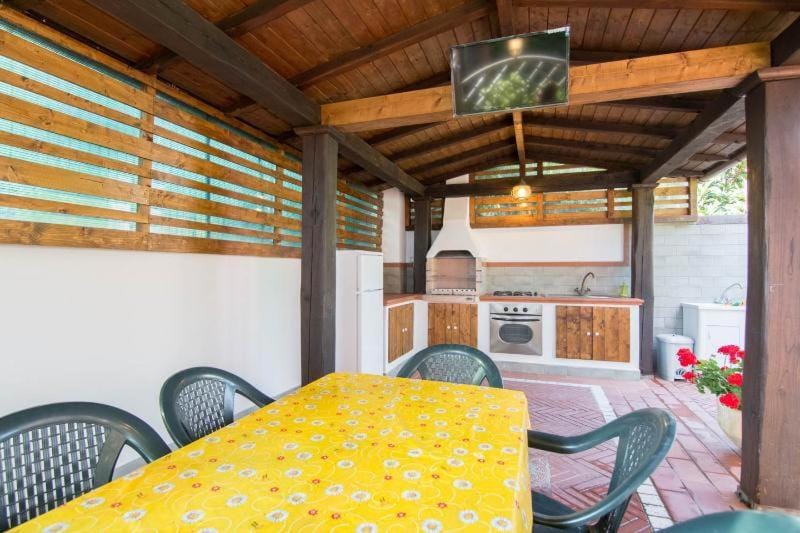 Casamare 5 adulti 2 camere 2 Bagni Piano terra Piscina idromassaggio Apartment in Marina di Massa