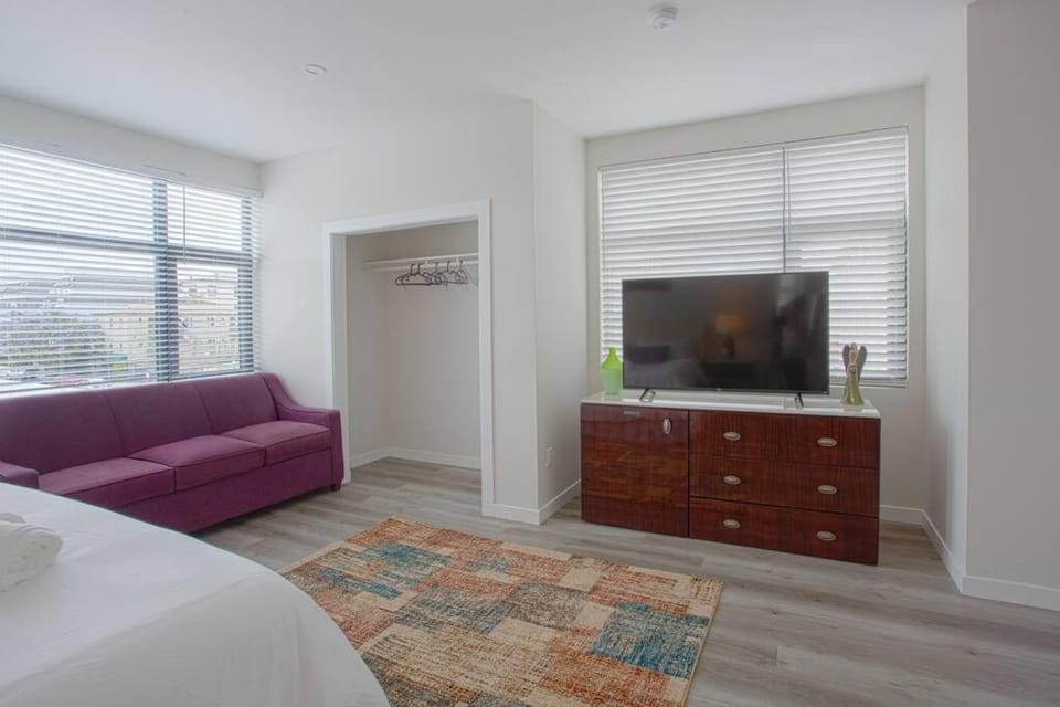 Comfy Studio with Cali King Size Mattress Apartment in San Diego