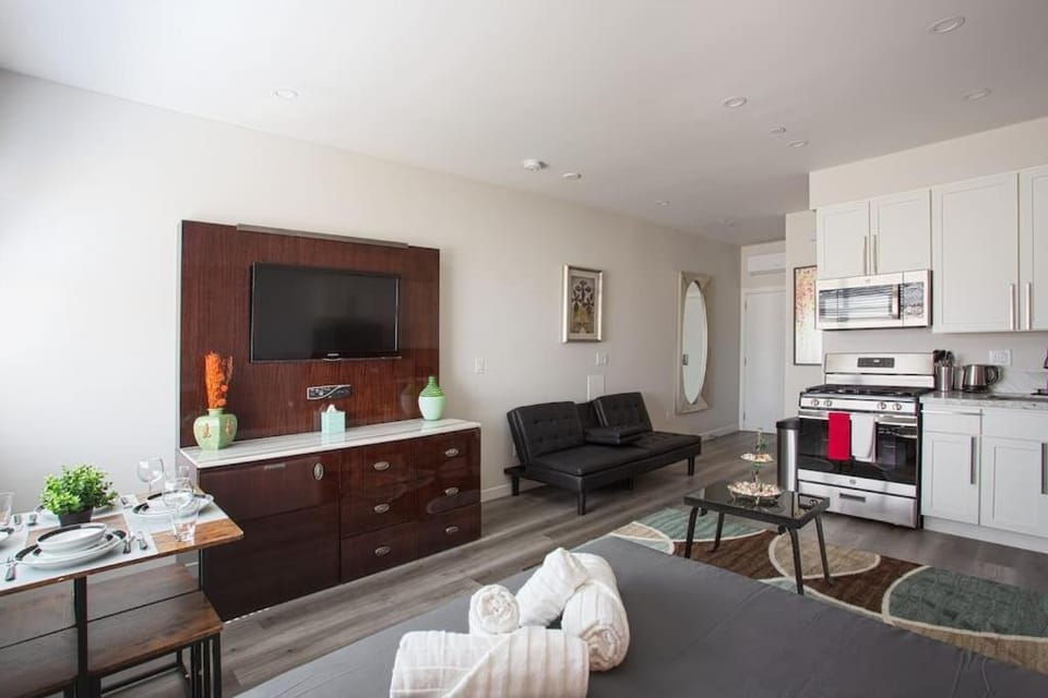 Lovely Studio w Full Kitchen in Heart of San Diego Apartment in San Diego