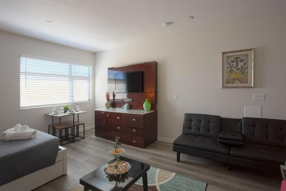 Lovely Studio w Full Kitchen in Heart of San Diego Apartment in San Diego