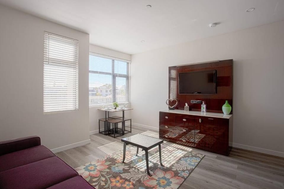 Luxurious Design One Bedroom Apt near Balboa Park Inn in San Diego