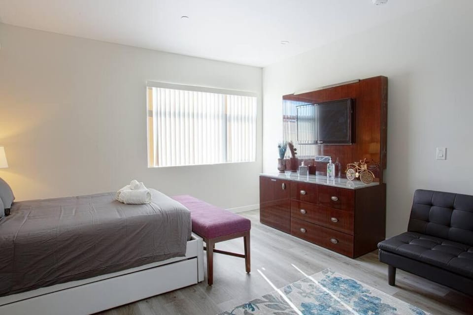 Luxurious Furnished Studio w Full Kitchen in SD Apartment in San Diego