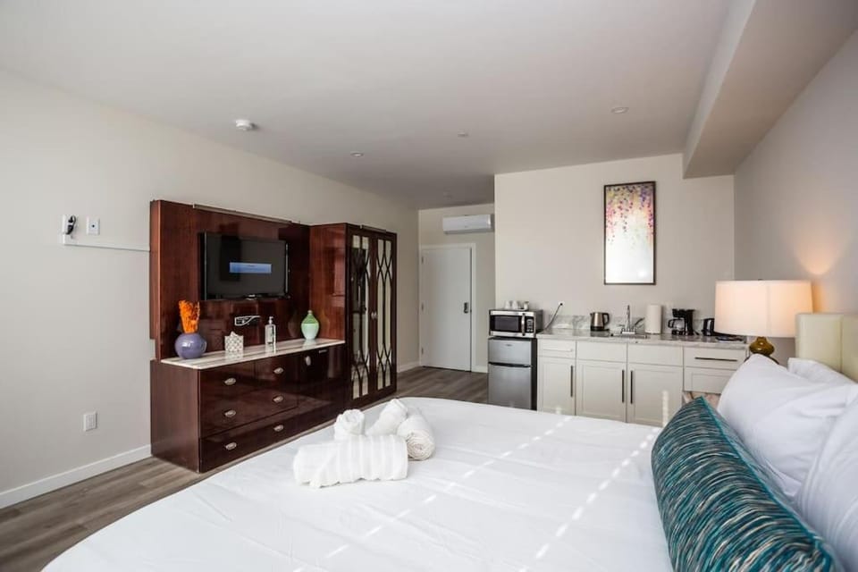 Luxurious Studio in Heart of San Diego w Cali King Inn in San Diego