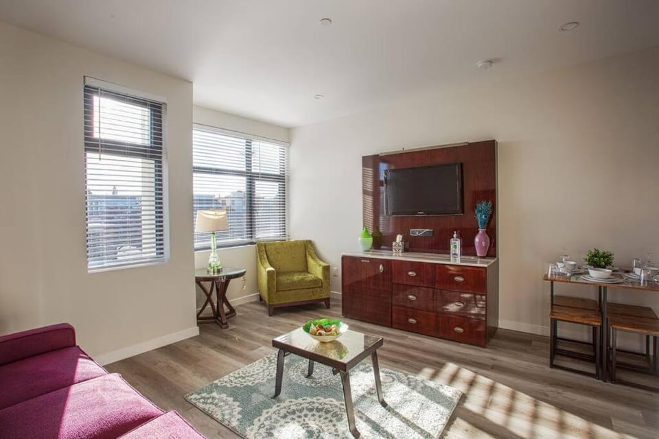 One Bedroom Apartment with SD Downtown View Inn in San Diego