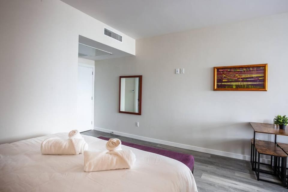 Cali King Size One Bedroom Luxurious Suite in DTSD Inn in San Diego