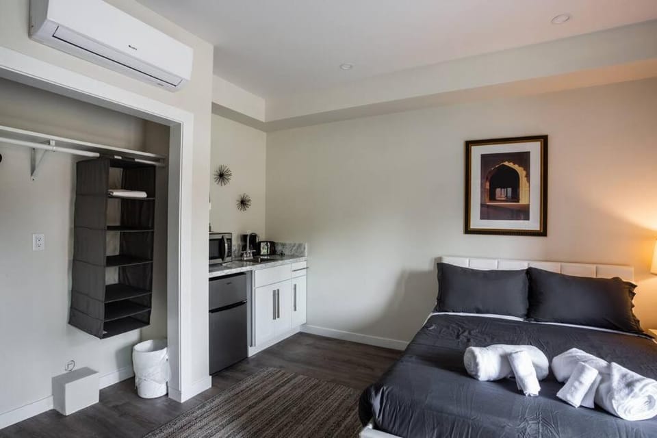Studio with Large Balcony- San Diego Gateway Inn in San Diego