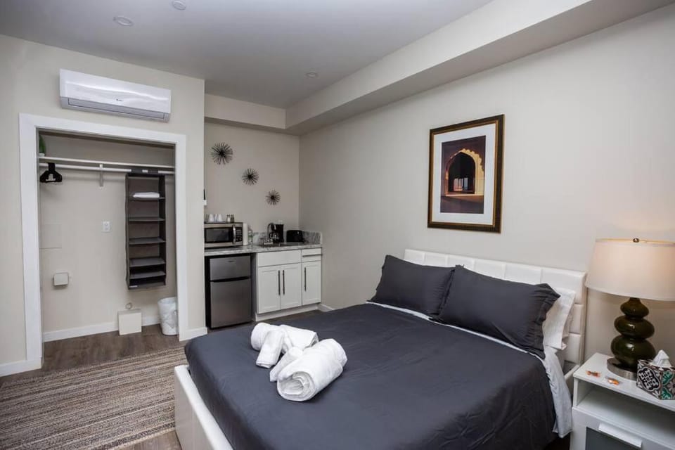 Studio with Large Balcony- San Diego Gateway Inn in San Diego