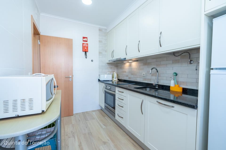 Kitchen or kitchenette, oven, kitchen