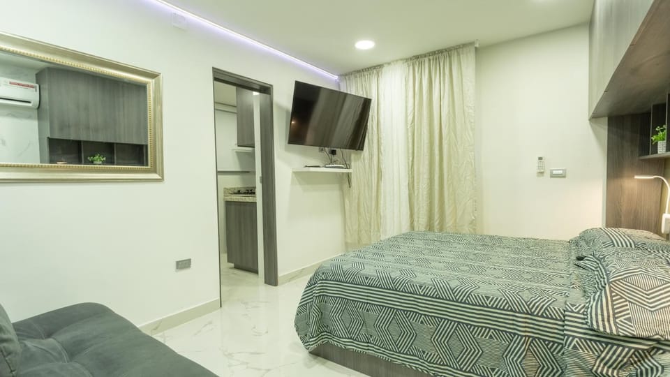 Bed, TV and multimedia, Photo of the whole room