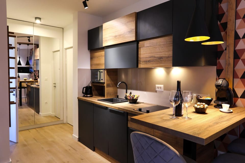 Kitchen or kitchenette, Dining area, Drinks, Alcoholic drinks