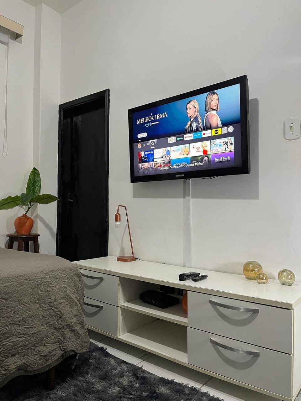 Photo of the whole room, Bedroom