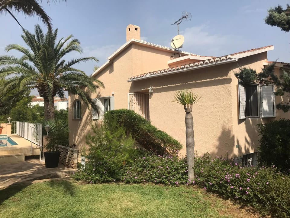Property building, Facade/entrance, Garden, Garden view
