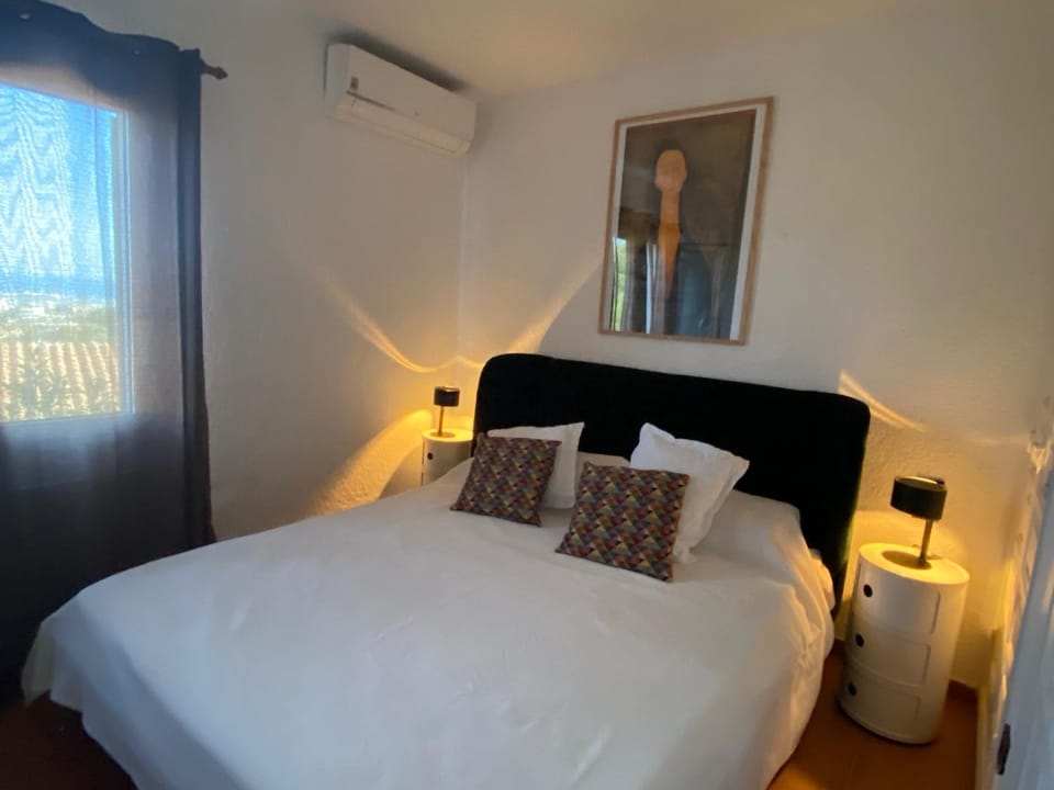 Bed, Bedroom, air conditioner
