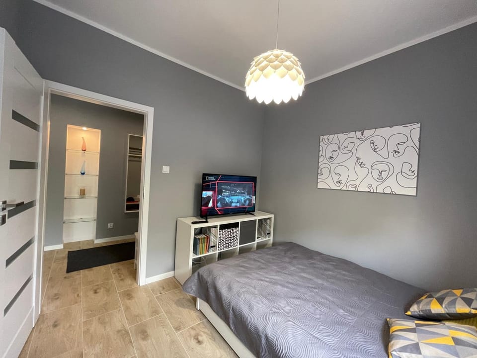 Bed, TV and multimedia, Bedroom