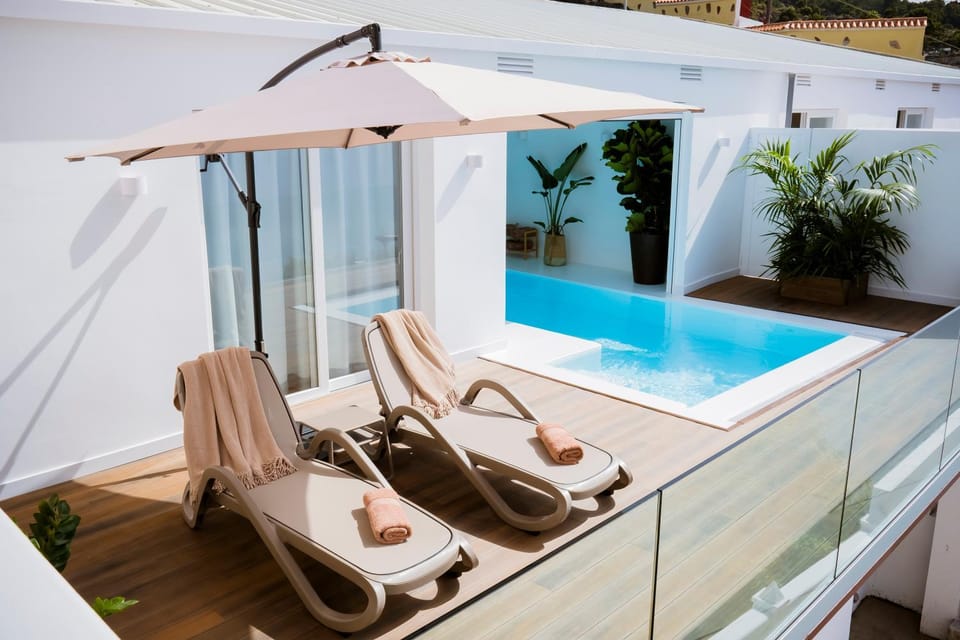 Balcony/Terrace, Pool view, Swimming pool, sunbed