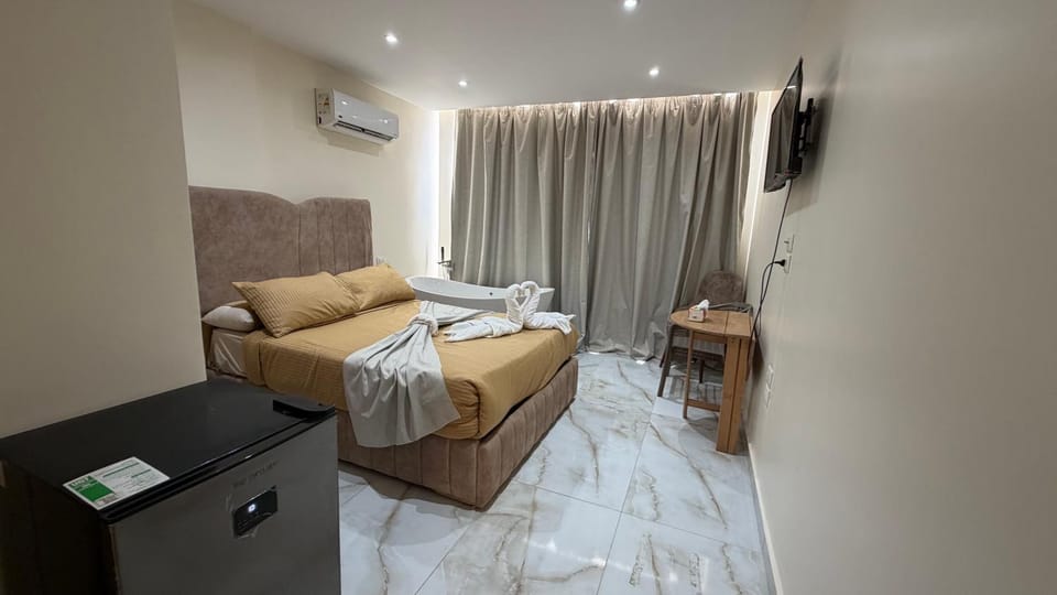 Bed, TV and multimedia, Photo of the whole room, Bedroom, air conditioner