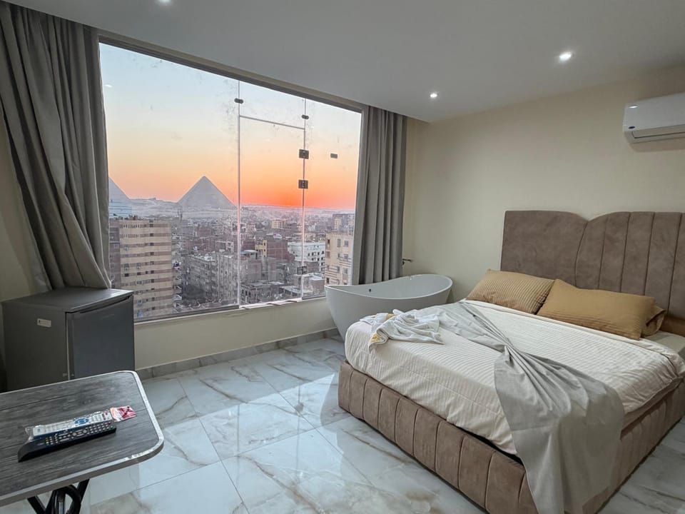 Bed, TV and multimedia, Photo of the whole room, Bedroom, Sunset, air conditioner