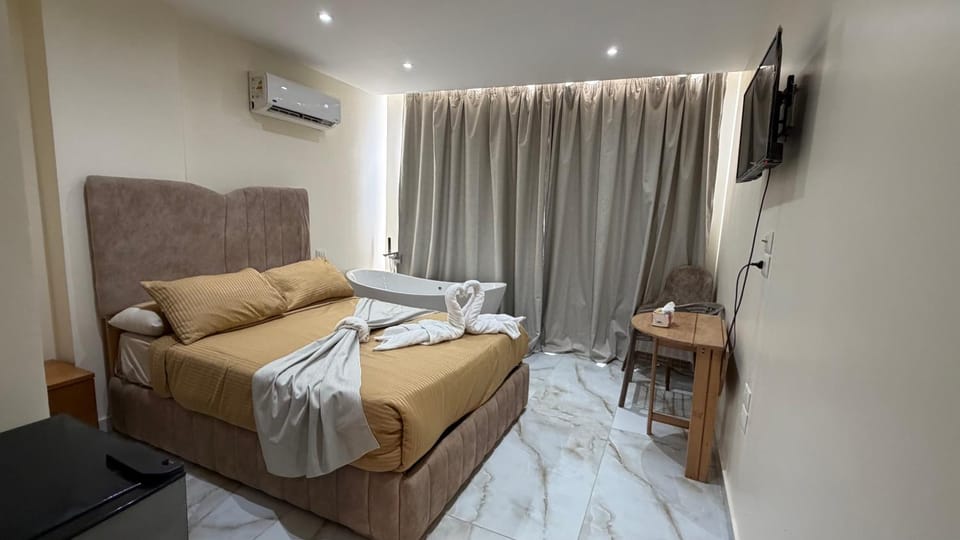 Bed, TV and multimedia, Photo of the whole room, Bedroom, towels, air conditioner