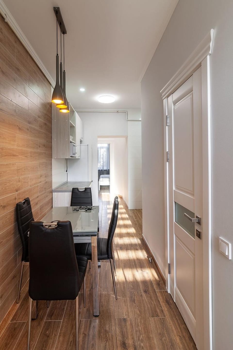 Kitchen or kitchenette, Dining area
