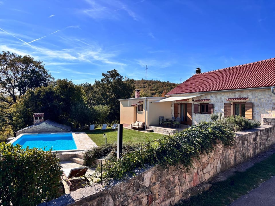 Property building, Garden view, Pool view, Swimming pool