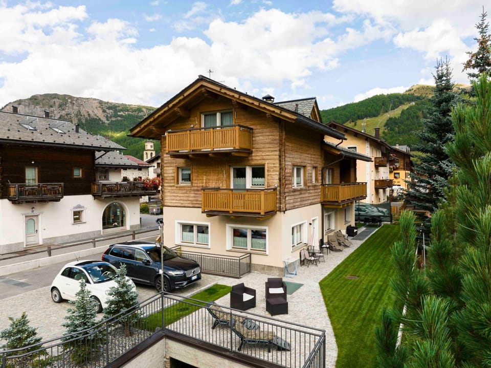 Property building, Patio, Spring, Day, Natural landscape, Garden, Garden, Mountain view, Parking, sunbed