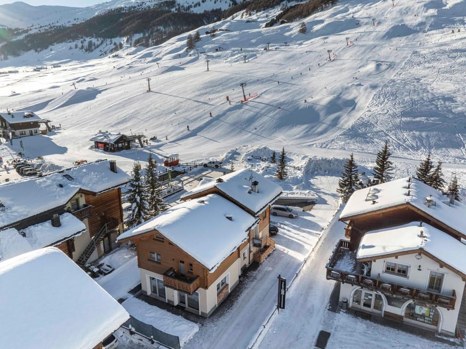 Property building, Nearby landmark, Day, Natural landscape, Bird's eye view, Winter, Skiing, View (from property/room), Mountain view