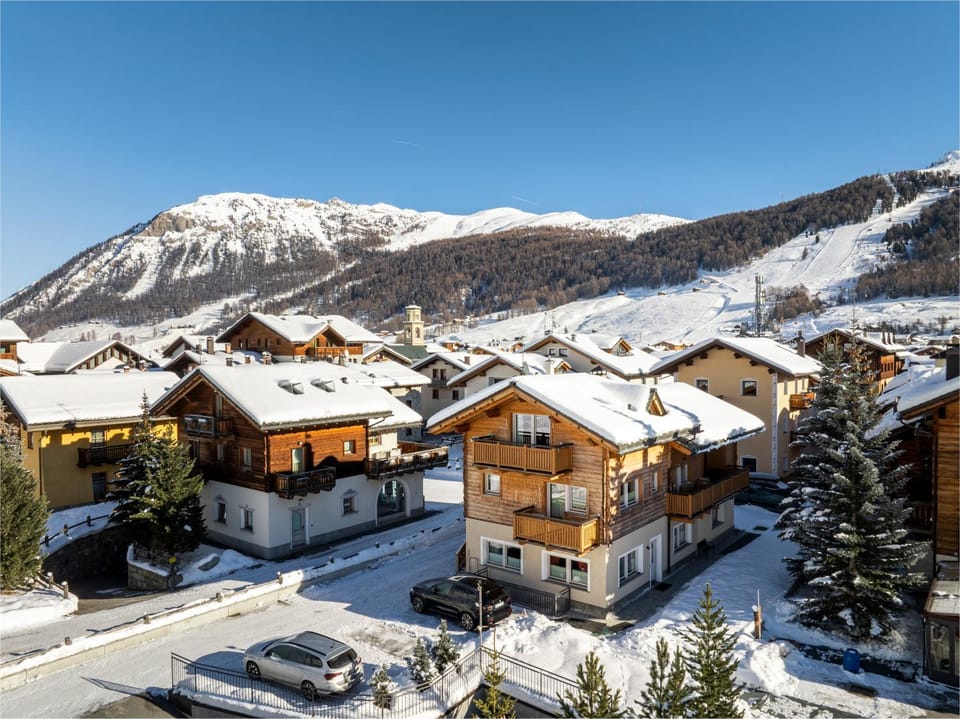 Property building, Day, Neighbourhood, Natural landscape, Bird's eye view, Winter, Mountain view, Parking